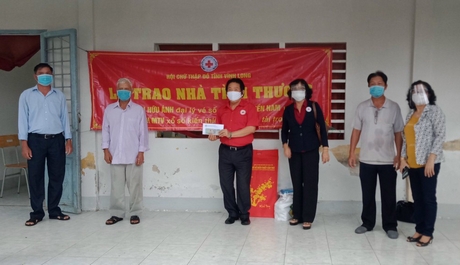 Hội Chữ thập đỏ tỉnh trao nhà tình thương cho hộ nghèo ở huyện Vũng Liêm.