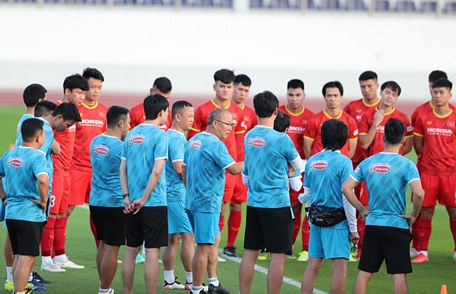  HLV Park Hang-seo hướng dẫn các học trò cách tránh đối phương phạm lỗi thô bạo. (Ảnh: VFF)