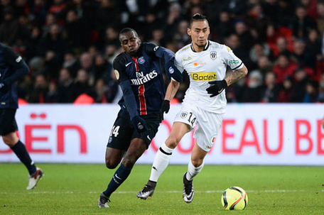 Billy Ketkeophomphone (phải, khi còn khoác áo Angers SCO) tranh bóng với Matuidi (PSG) ở Ligue 1 - Ảnh: AFP