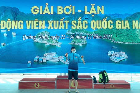 VĐV Nguyễn Thị Phương Thảo nhận HCV nội dung 1.500m tự do.