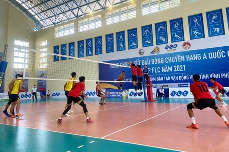 Đội bóng chuyền nam Vĩnh Long (áo đỏ) tiếp tục giành chiến thắng 3- 1 trước Phú Thọ.