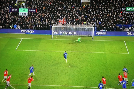 Jorginho ghi bàn từ chấm 11m, chuộc lại sai lầm giúp Chelsea gỡ hòa 1- 1. Ảnh: Chụp qua ti vi