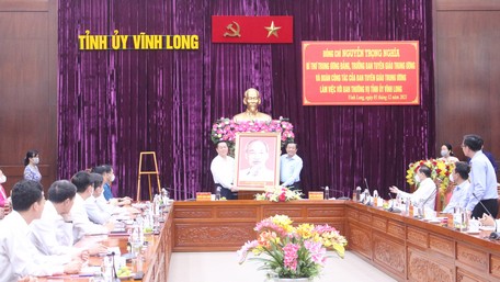 Đồng chí Nguyễn Trọng Nghĩa- Bí thư Trung ương Đảng, Trưởng ban Tuyên giáo Trung ương tặng bức ảnh chân dung Bác Hồ cho Tỉnh ủy Vĩnh Long.