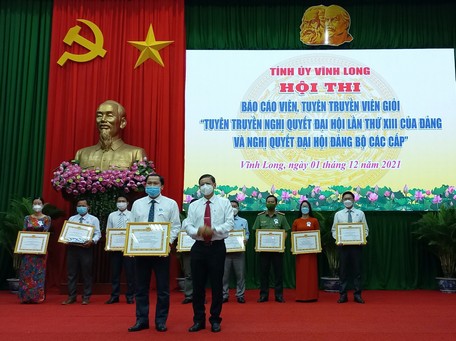 Đồng chí Phạm Quang Bản- Phó Vụ trưởng Cơ quan Thường trực Ban Tuyên giáo Trung ương tại TP Hồ Chí Minh trao giải nhất cho thí sinh Lâm Đặng Hồng Sơn.