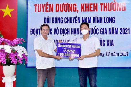Ông Phan Văn Giàu- Giám đốc Sở Văn hoá, Thể thao và Du lịch tỉnh trao thưởng 100 triệu đồng.