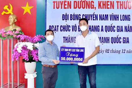 Ông Võ Thành Trung- địa diện Công ty XSKT Vĩnh Long tặng thưởng 50 triệu đồng.