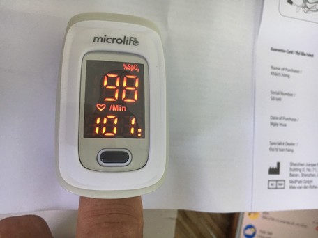 Máy đo nồng độ oxy trong máu (SpO2) là một trong vật dụng rất cần thiết để thực hiện việc điều trị, cách ly F0 tại nhà.