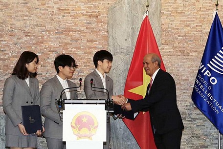  Phó Tổng Giám đốc WIPO Hasan Klein trao danh hiệu cho 3 học sinh Việt Nam ngày 29/11.Ảnh: NVCC
