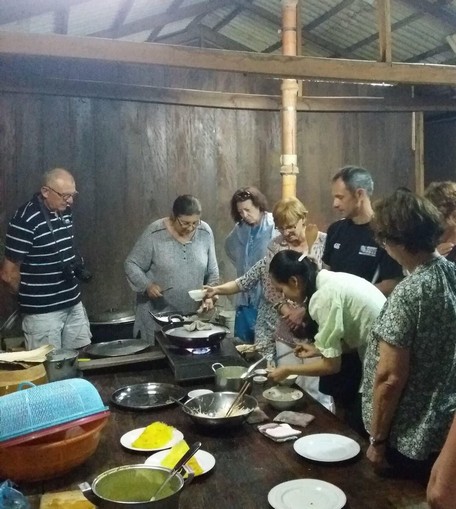 Du khách quốc tế tham gia nấu ăn tại homestay Ba Lình.