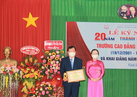 Bà Nguyễn Thị Quyên Thanh- Phó Chủ tịch UBND tỉnh trao bằng khen cho Trường CĐ Nghề Vĩnh Long vì đã có thành tích trong công tác đào tạo nghề, góp phần nâng cao chất lượng lao động tỉnh Vĩnh Long giai đoạn 2016- 2020.