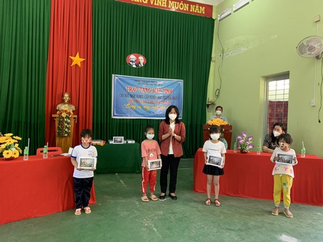 Bà Nguyễn Thị Ngọc Hà- trao máy tính bảng cho học sinh Trà Ôn.