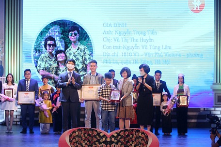  Tôn vinh 20 gia đình trẻ Việt Nam tiêu biểu năm 2021 - Ảnh: HẢI ĐĂNG