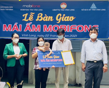  Mobifone Vĩnh Long bàn giao nhà cho bà Nguyễn Thị Tư (ngụ khóm 3, thị trấn Tam Bình).
