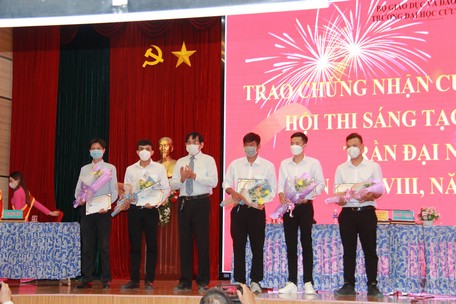 BTC Hội thi Sáng tạo kỹ thuật Trần Đại Nghĩa trao chứng nhận đạt giải cho các giảng viên, sinh viên trường.