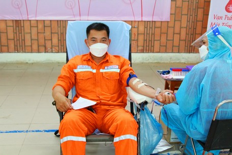 Cán bộ, công nhân viên Công ty Điện lực Vĩnh Long tham gia hiến máu.