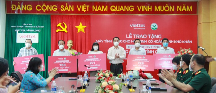 Chủ tịch UBND tỉnh- Lữ Quang Ngời trao máy tính bảng cho đại diện các phòng GD- ĐT trong tỉnh.