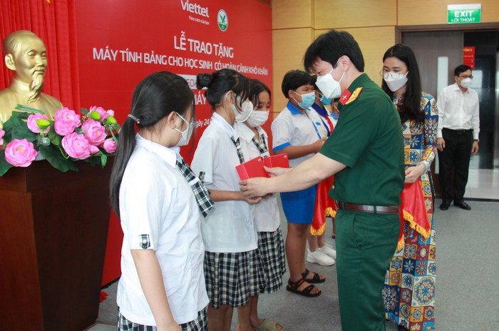 Thiếu tá Phạm Hải Dương- Giám đốc Viettel Vĩnh Long trao máy tính bảng cho học sinh.