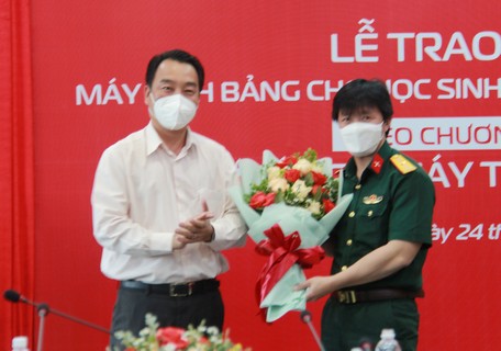 Chủ tịch UBND tỉnh- Lữ Quang Ngời tặng hoa cảm ơn Viettel đã hỗ trợ máy tính bảng cho học sinh Vĩnh Long.