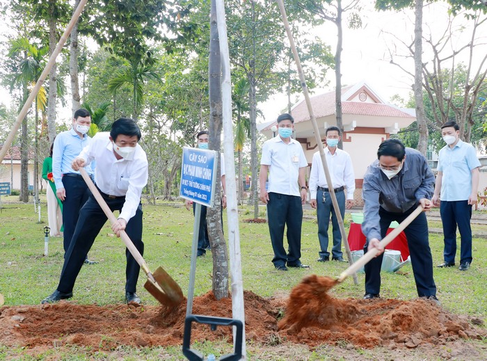 Thủ tướng Chính phủ Phạm Minh Chính cùng Bí thư Tỉnh ủy- Bùi Văn Nghiêm trồng cây lưu niệm tại Khu tưởng niệm Chủ tịch HĐBT Phạm Hùng.