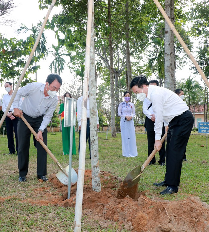 Thường trực Ban Bí thư Võ Văn Thưởng cùng Chủ tịch UBND tỉnh- Lữ Quang Ngời trồng cây lưu niệm tại Khu tưởng niệm Chủ tịch HĐBT Phạm Hùng.