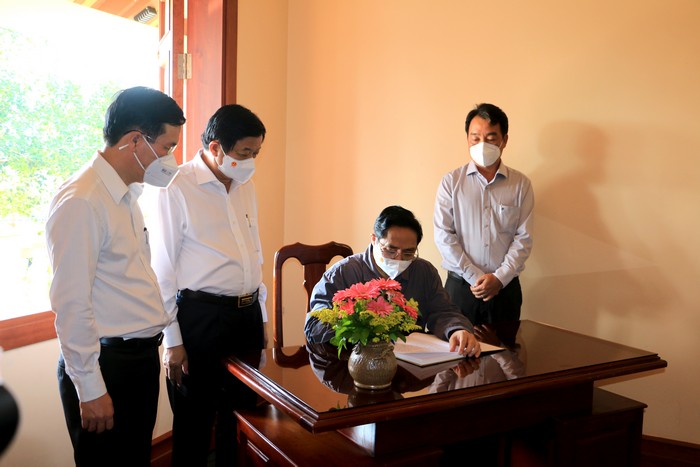 Thủ tướng Chính phủ Phạm Minh Chính ghi vào sổ cảm tưởng.