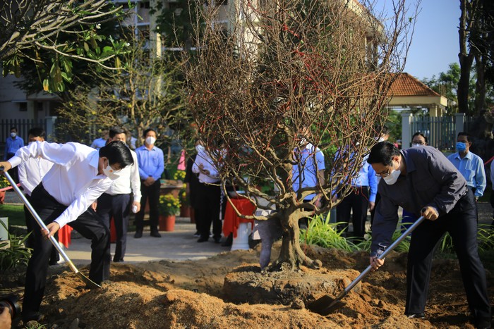  Thủ tướng Chính phủ Phạm Minh Chính và Bí thư Tỉnh ủy-Bùi Văn Nghiêm trồng cây trong khuôn viên Khu lưu niệm Thủ tướng Võ Văn Kiệt.