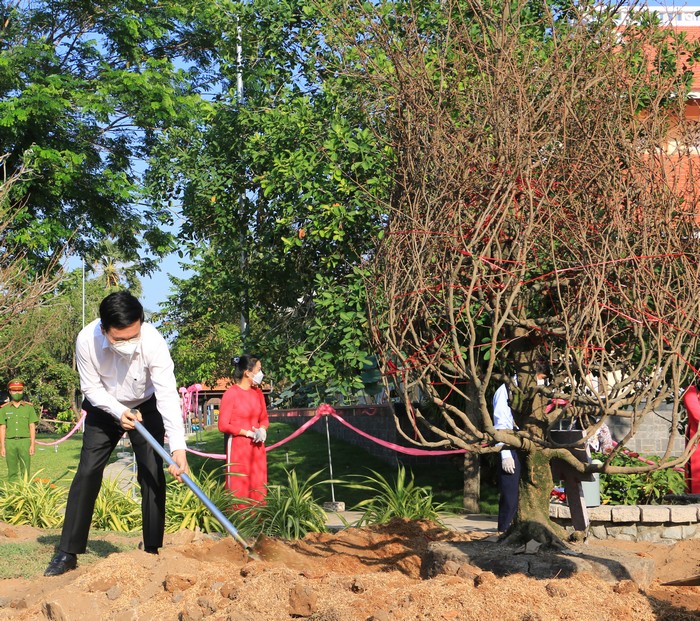  Đồng chí Võ Văn Thưởng trồng cây trong khuôn viên Khu lưu niệm Thủ tướng Võ Văn Kiệt.