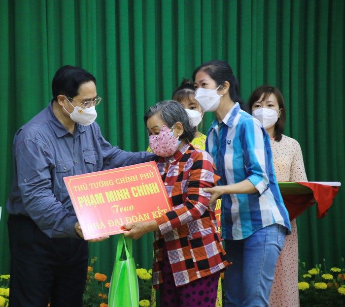 Thủ tướng Chính phủ Phạm Minh Chính tặng nhà đại đoàn kết và quà cho bà con.
