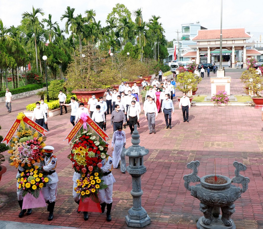 Thủ tướng Chính phủ Phạm Minh Chính và Thường trực Ban Bí thư Võ Văn Thưởng cùng lãnh đạo bộ, ngành Trung ương và địa phương đã đến viếng Khu tưởng niệm Chủ tịch HĐBT Phạm Hùng.