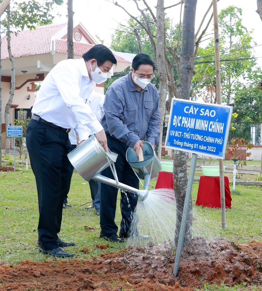 Thủ tướng Chính phủ Phạm Minh Chính đã trồng cây lưu niệm tại Khu tưởng niệm Chủ tịch HĐBT Phạm Hùng.