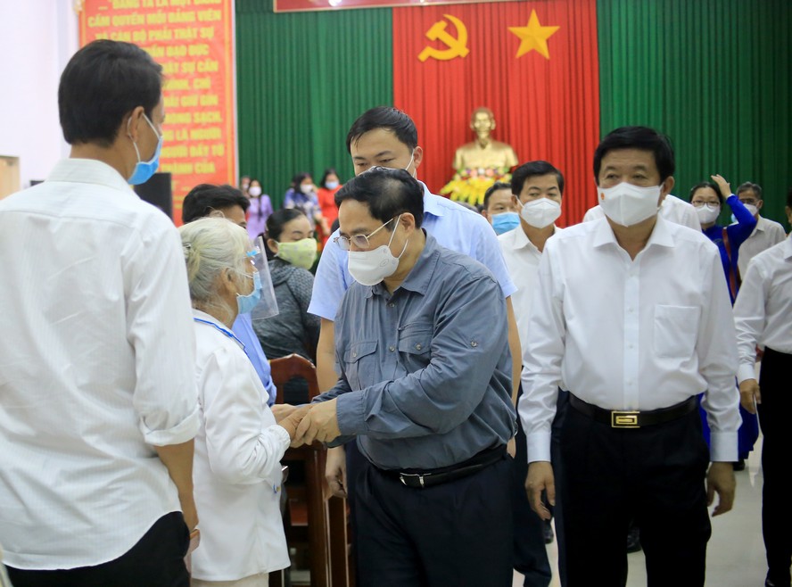 Thủ tướng Chính phủ Phạm Minh Chính thăm hỏi gia đình chính sách tại huyện Vũng Liêm.