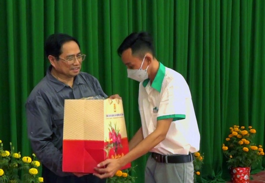 Tại Nhà Văn hóa lao động tỉnh Vĩnh Long, Thủ tướng Chính phủ cùng đoàn công tác đã chúc tết, tặng quà cho 150 công nhân lao động có hoàn cảnh khó khăn, bị ảnh hưởng dịch COVID- 19.