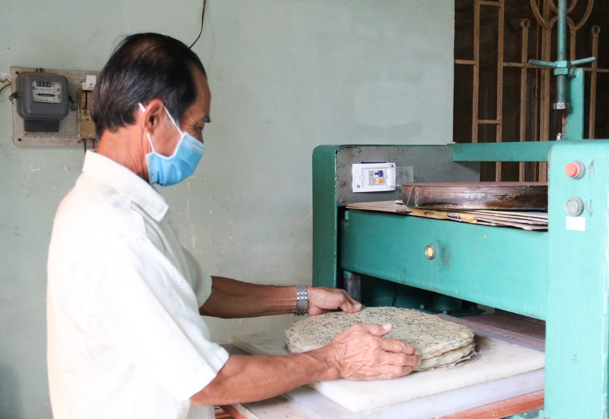 Theo ông Lương Văn Thông- Giám đốc HTX bánh tráng Cù lao Mây, nhờ được Nhà nước hỗ trợ máy xay bột, máy cắt bánh, máy hút chân không, xây dựng thương hiệu… mà bánh tráng Cù lao Mây đã được đi xa hơn và được nhiều Việt kiều chọn mua làm quà.