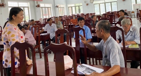 Nông dân tham gia chia sẻ về vai trò vi sinh vật trong đất kích thích sinh trưởng cây trồng tại Vũng Liêm.