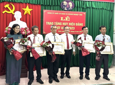 Ông Lê Chí Thanh- Phó Bí thư Đảng uỷ khối Cơ quan và Doanh nghiệp tỉnh trao Huy hiệu 40 năm cho các đảng viên.