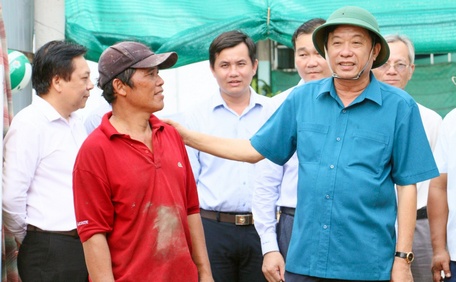 Bí thư Tỉnh ủy- Bùi Văn Nghiêm thăm hỏi, động viên người dân bị thiên tai tại xã Long An, huyện Long Hồ.