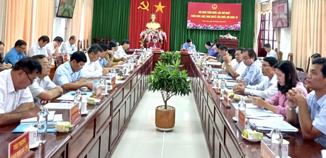 Đoàn đại biểu Quốc hội đơn vị tỉnh Vĩnh Long cùng các đại biểu đại diện sở, ngành tỉnh tham dự hội nghị trực tuyến.