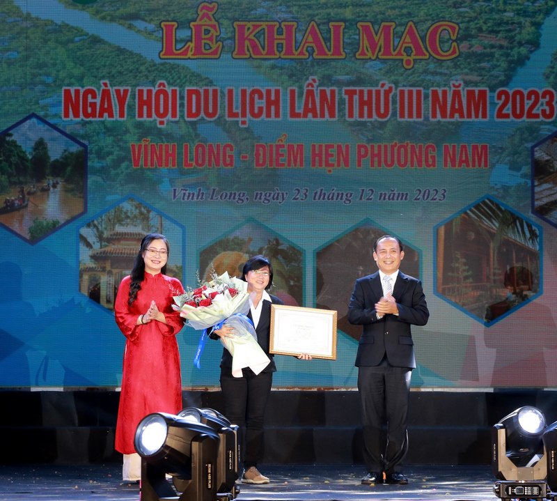 Trao chứng nhận Nhà dừa Cocohome của Hiệp hội Dừa Việt Nam.