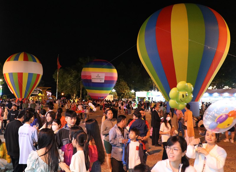 Người dân, du khách trong đêm khai mạc Ngày hội Du lịch tỉnh Vĩnh Long lần III băm 2023.