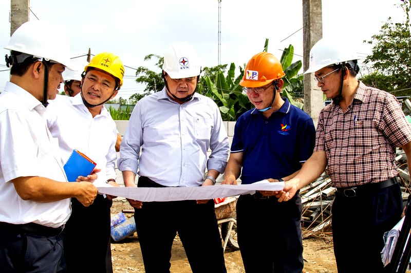Ông Đoàn Đức Hưng- Phó Tổng Giám đốc Tổng Công ty Điện lực Miền Nam nghe báo cáo tiến độ thị công trạm biến áp 110kv Bình Tân.