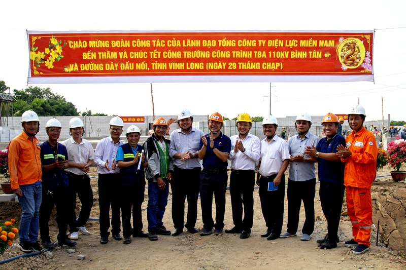 Lãnh đạo Tổng Công ty Điện lực Miền Nam cùng đoàn công tác chụp hình lưu niệm Ban giám đốc, nhân viên và công nhân Công ty THHH TM DV XD Năng Lượng Việt.