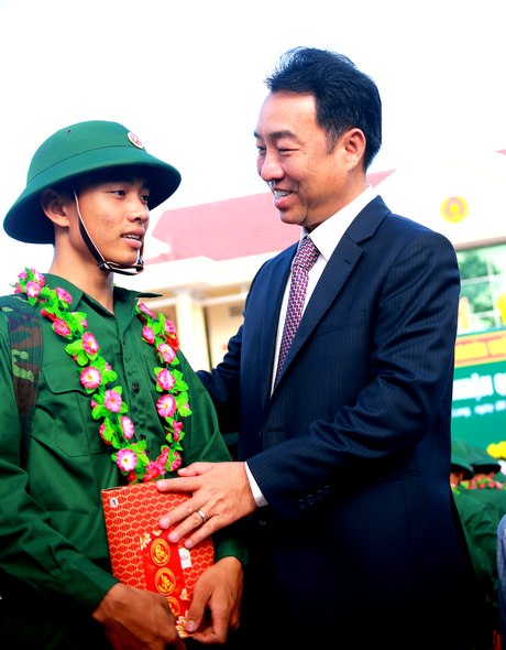 Ông Lữ Quang Ngời- Chủ tịch UBND tỉnh gặp gỡ động viên tân binh tại lễ giao nhận quân.