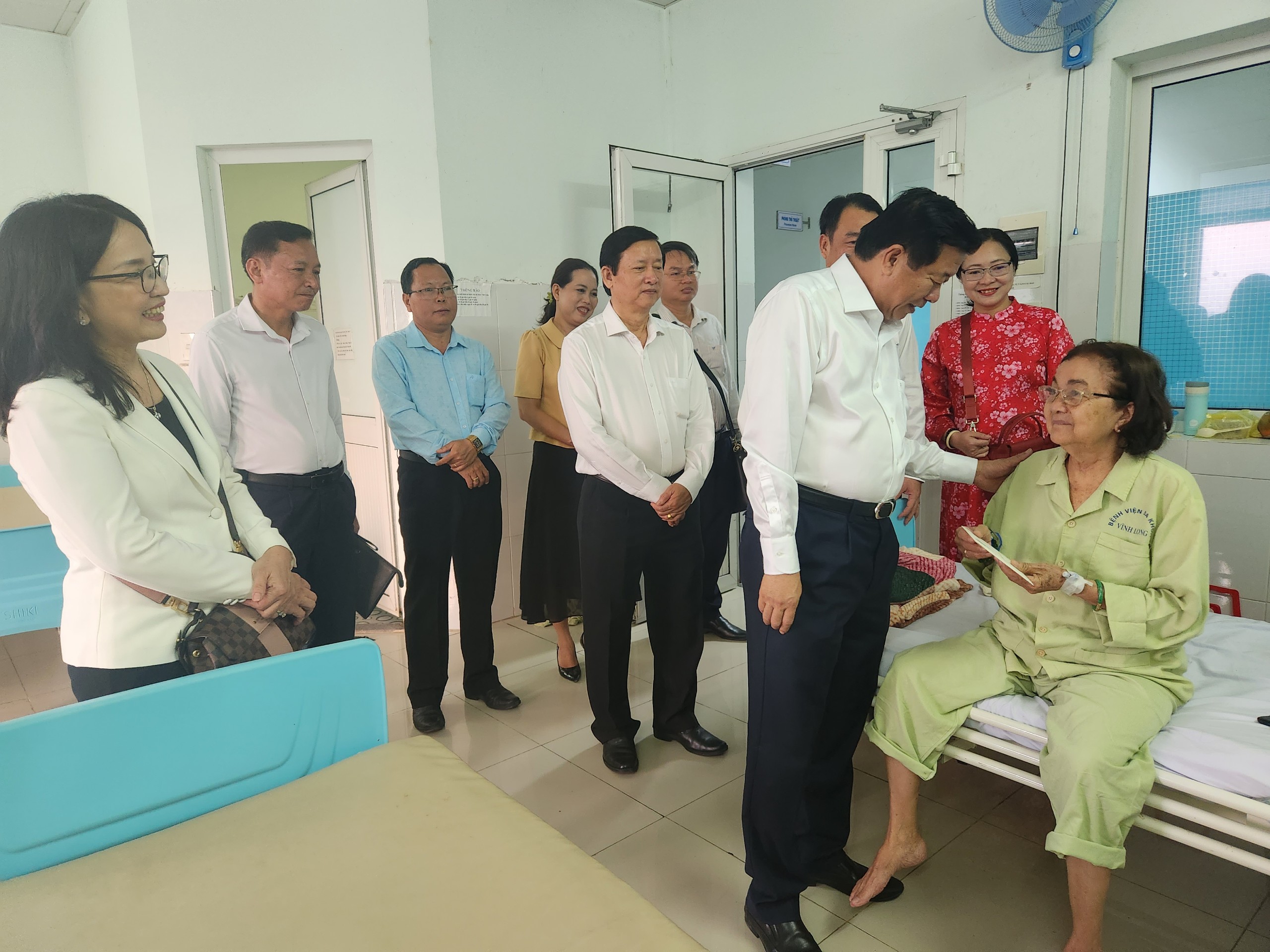 Bí thư Tỉnh ủy Bùi Văn Nghiêm thăm hỏi thăm hỏi và lì xì tết cho bệnh nhân nằm điều trị tại Khoa Nội C.