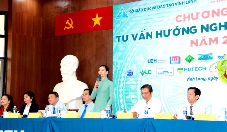 Ths. Nguyễn Thị Thý Liễu- Phó GĐ Phân hiệu Vĩnh Long tư vấn cho học sinh.