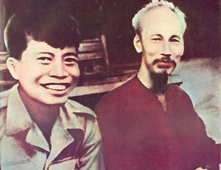 Chủ tịch Hồ Chí Minh và đồng chí Phạm Hùng- Phó Giám đốc Sở Công an Nam Bộ, tại Hội nghị Công an toàn quốc lần thứ V tháng 1/1950. Ảnh TL