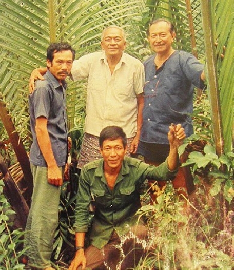 Đồng chí Trần Phương Thế (tự Tám Thậm, bìa trái) cùng Mai Văn Hạnh (bìa phải) và đồng bọn tại căn cứ giả ở Cà Mau.