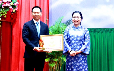 Bà Nguyễn Thị Quyên Thanh- Tỉnh ủy viên, Phó Chủ tịch UBND tỉnh tặng bằng khen cho Quỹ Dariu Việt Nam vì đã có đóng góp cho sự nghiệp giáo dục đào tạo.