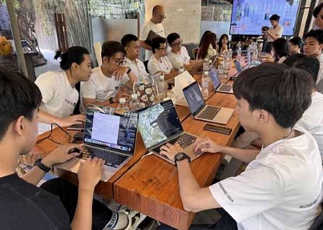 Các bạn trẻ làm việc ở một startup tại TP Hồ Chí Minh chuyên về định danh số.