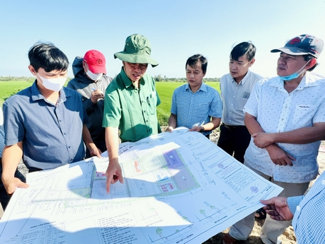 Ông Lữ Quang Ngời- Chủ tịch UBND tỉnh, trao đổi với các sở, ngành về quy hoạch chi tiết Khu liên hợp xử lý chất thải rắn Hòa Phú.