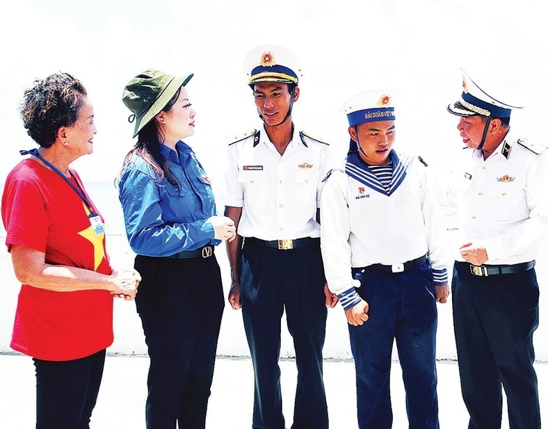 Lãnh đạo Quân chủng Hải quân cùng các đại biểu, kiều bào trò chuyện với cán bộ, chiến sĩ đảo Len Đao (đảo Trường Sa, tỉnh Khánh Hòa), trong chuyến thăm Trường Sa tháng 4/2023.